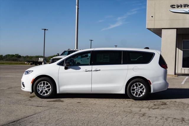 new 2025 Chrysler Pacifica car, priced at $45,425