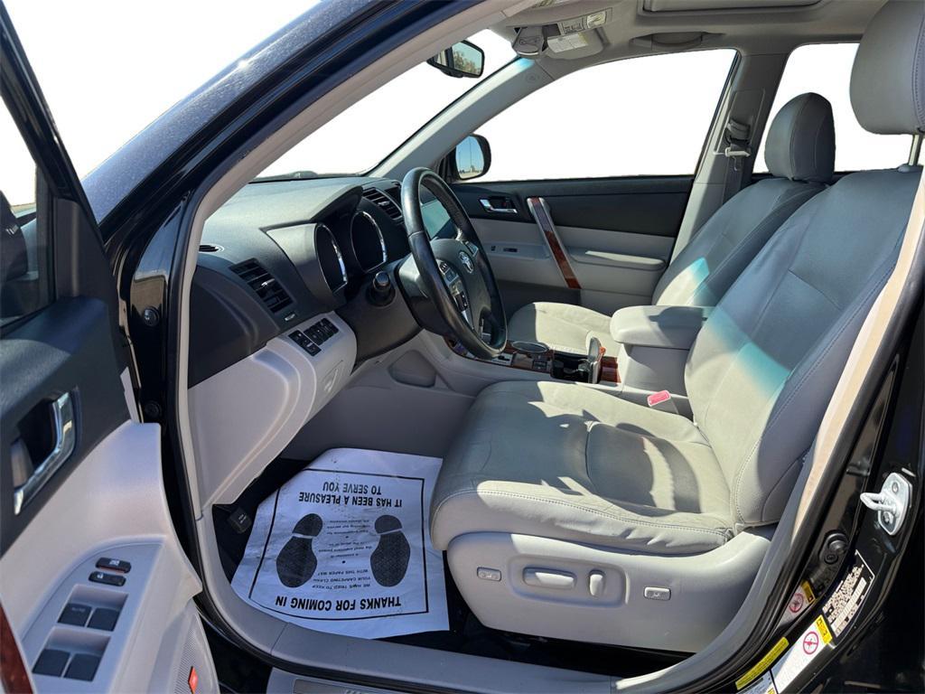 used 2013 Toyota Highlander Hybrid car, priced at $15,995