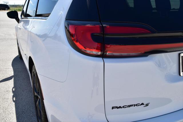 new 2024 Chrysler Pacifica car, priced at $45,745