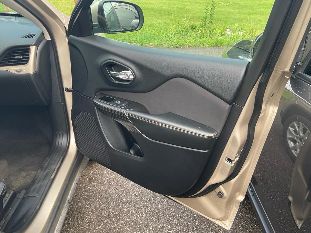 used 2014 Jeep Cherokee car, priced at $12,192