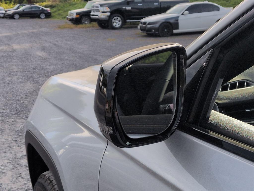 new 2025 Jeep Grand Cherokee car, priced at $44,405