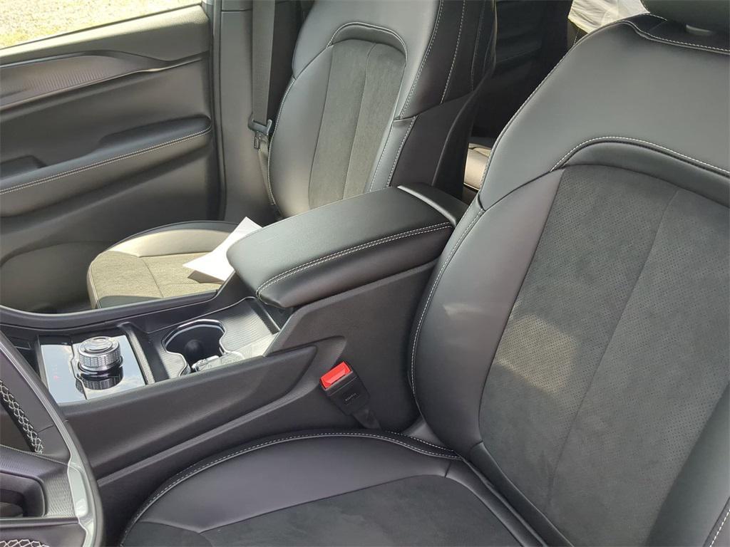 new 2025 Jeep Grand Cherokee car, priced at $43,980