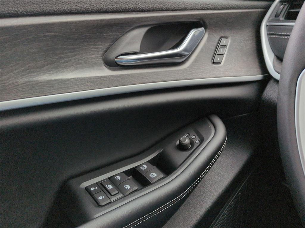 new 2025 Jeep Grand Cherokee car, priced at $48,185