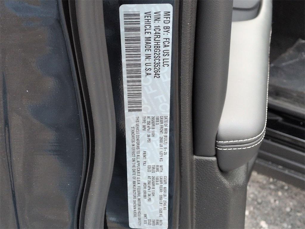 new 2025 Jeep Grand Cherokee car, priced at $48,185