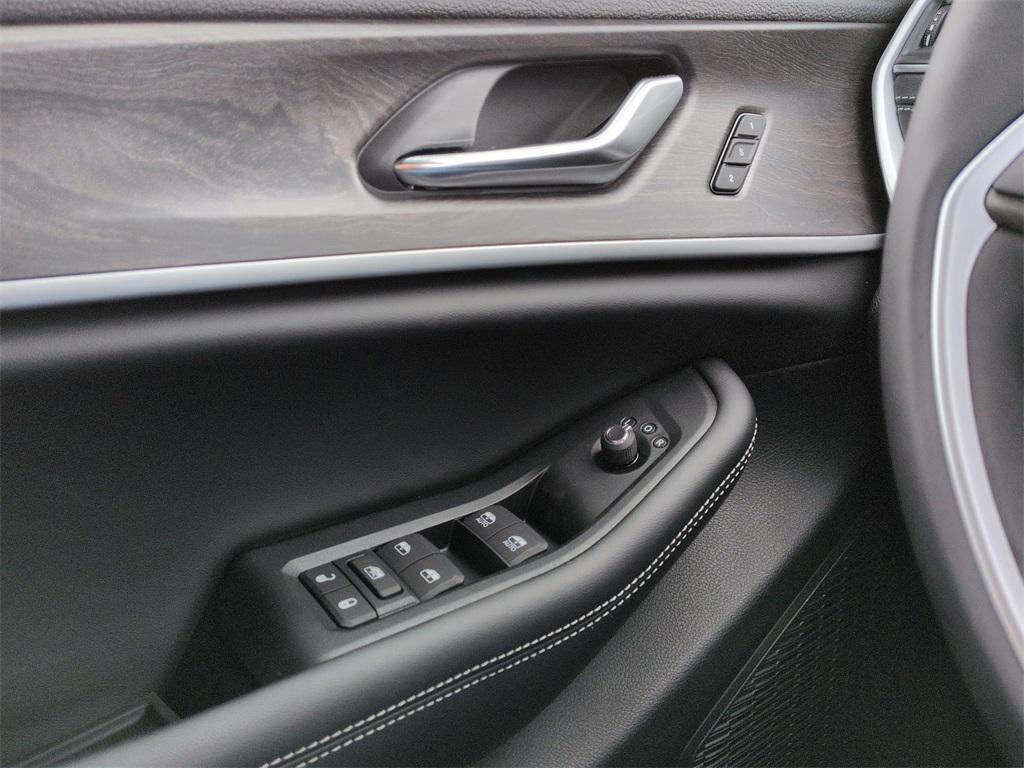 new 2025 Jeep Grand Cherokee car, priced at $47,590