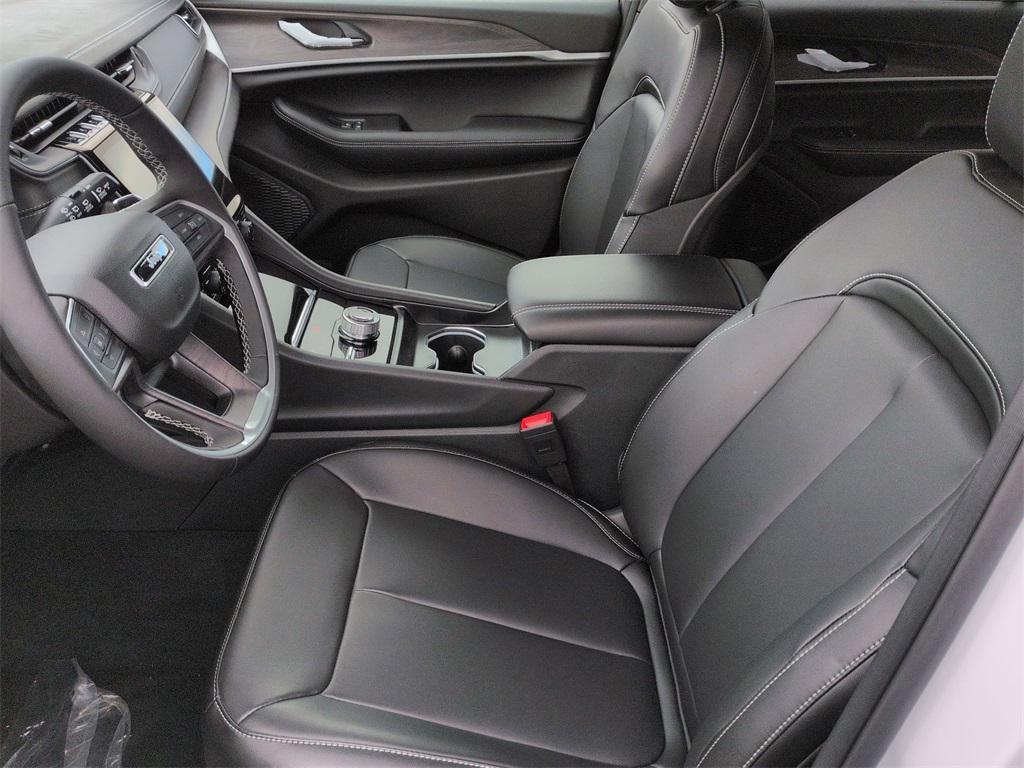 new 2025 Jeep Grand Cherokee car, priced at $47,590