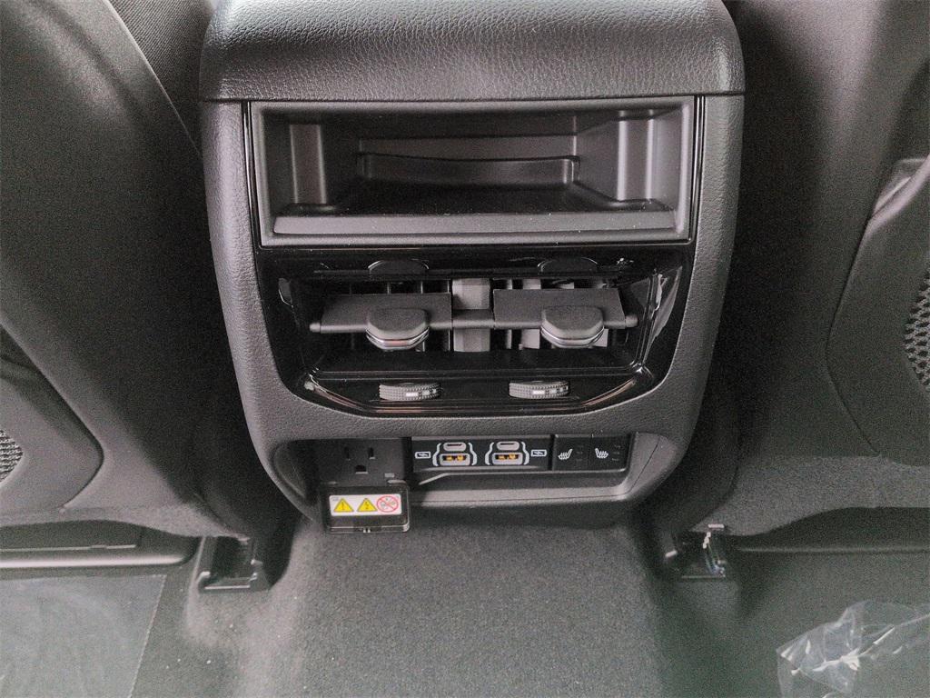 new 2025 Jeep Grand Cherokee car, priced at $47,590