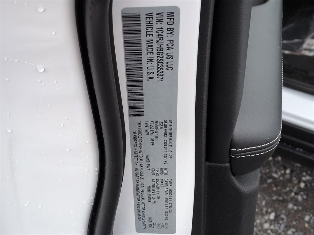 new 2025 Jeep Grand Cherokee car, priced at $47,590