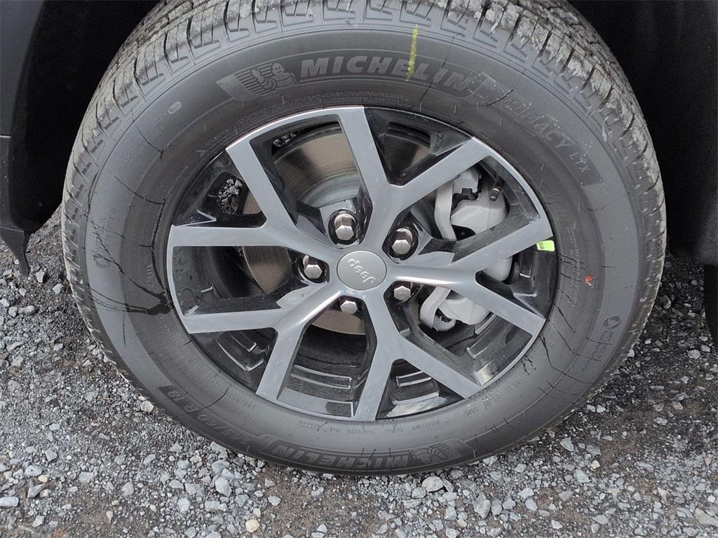 new 2025 Jeep Grand Cherokee car, priced at $47,590