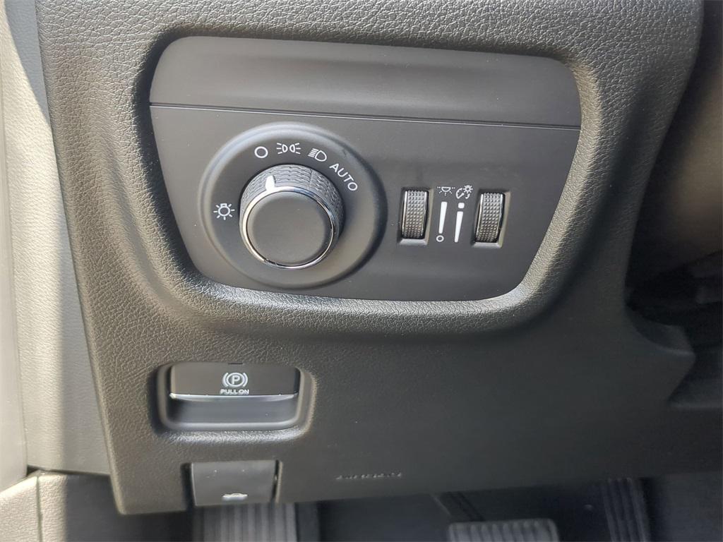 new 2025 Jeep Grand Cherokee car, priced at $42,905