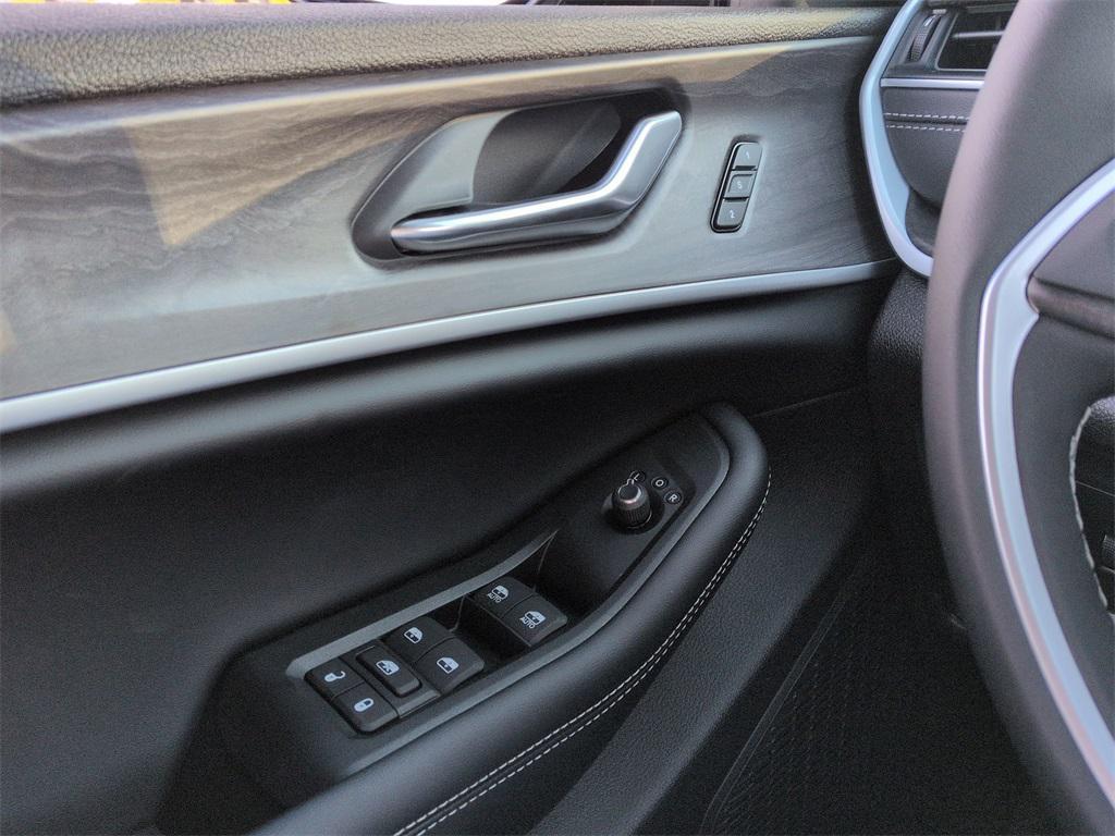 new 2025 Jeep Grand Cherokee car, priced at $48,185