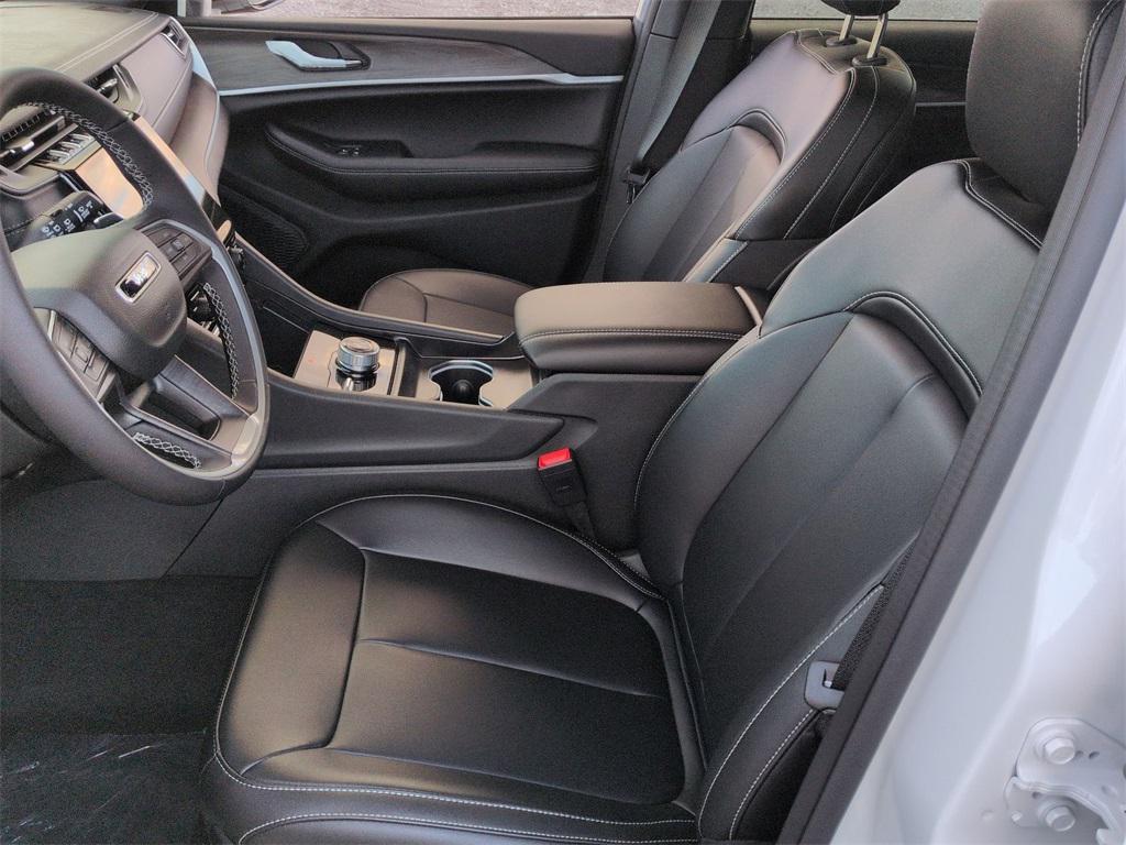 new 2025 Jeep Grand Cherokee car, priced at $47,590