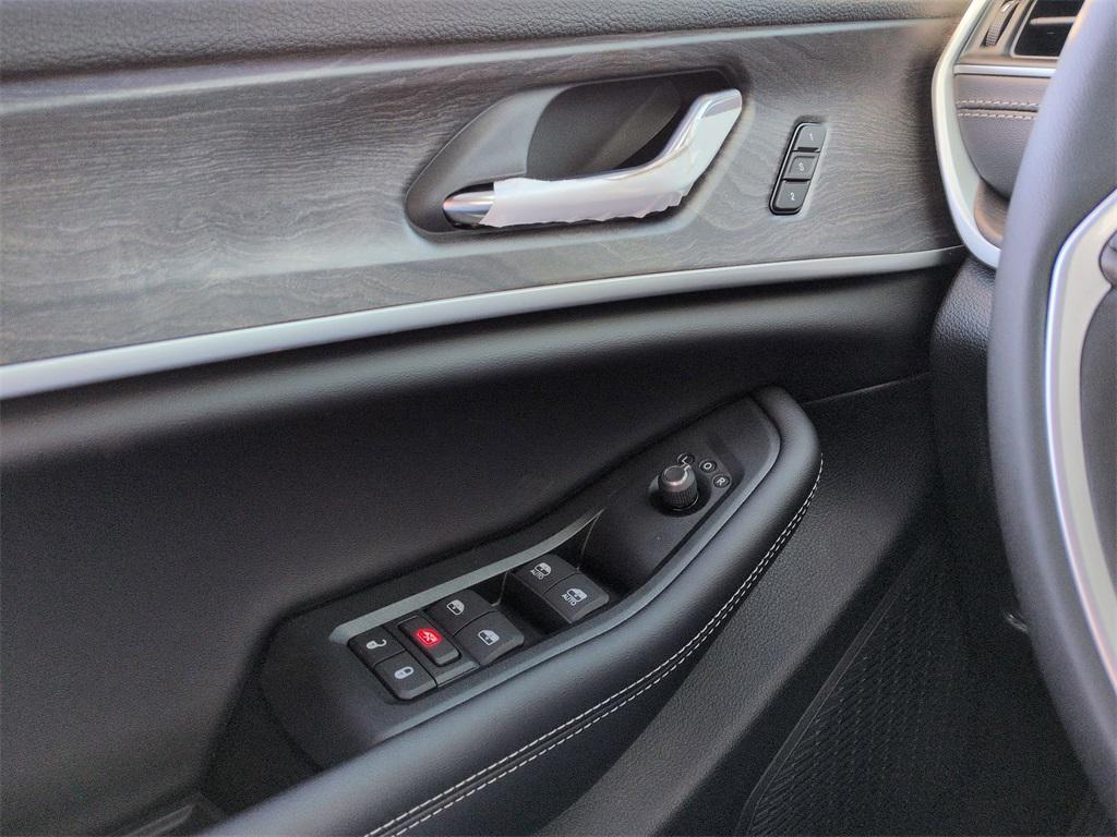 new 2025 Jeep Grand Cherokee car, priced at $47,590