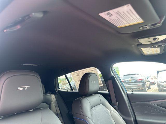 new 2025 Buick Envista car, priced at $27,685