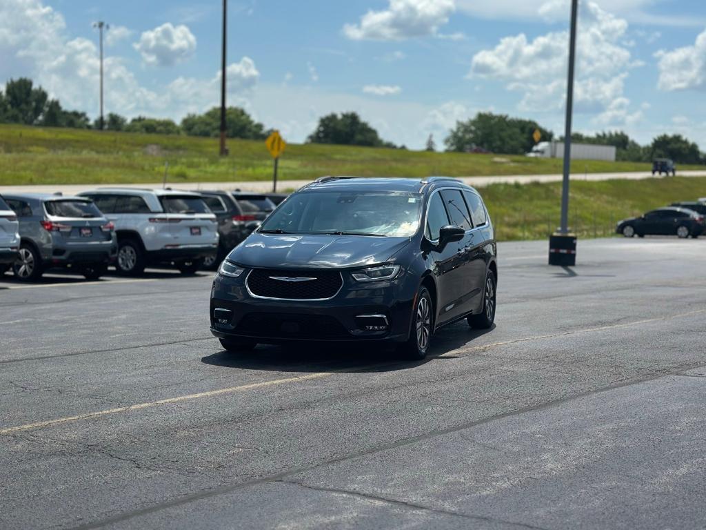 used 2021 Chrysler Pacifica Hybrid car, priced at $27,000