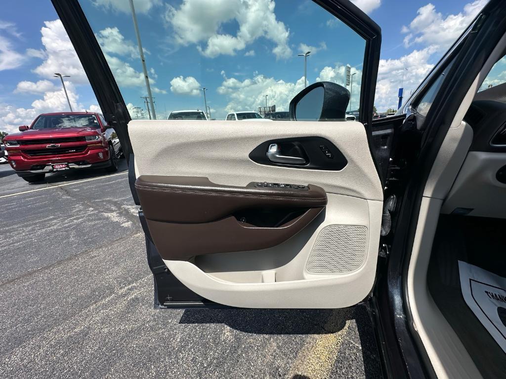 used 2021 Chrysler Pacifica Hybrid car, priced at $27,000
