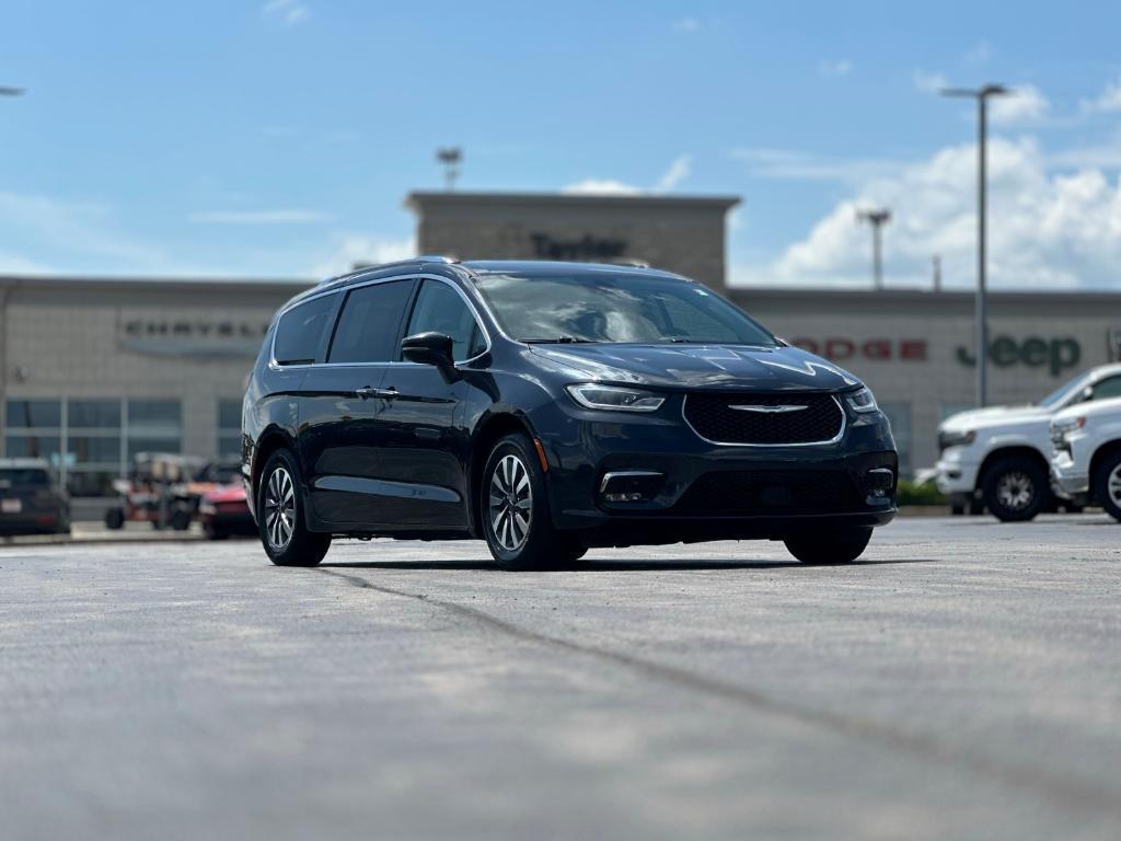 used 2021 Chrysler Pacifica Hybrid car, priced at $27,000