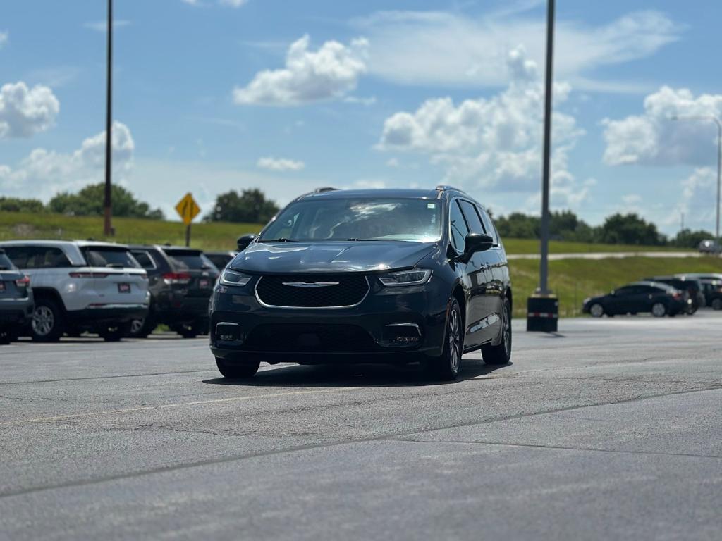 used 2021 Chrysler Pacifica Hybrid car, priced at $27,000