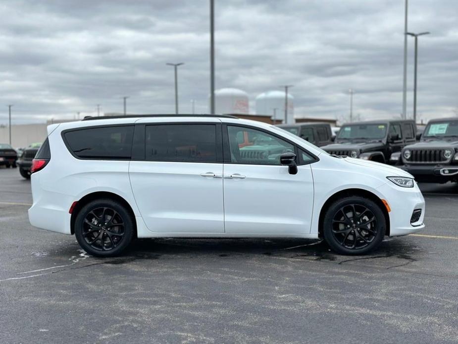 new 2024 Chrysler Pacifica car, priced at $48,195