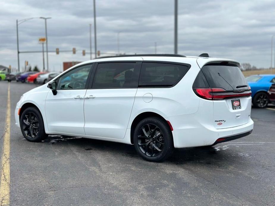 new 2024 Chrysler Pacifica car, priced at $48,195