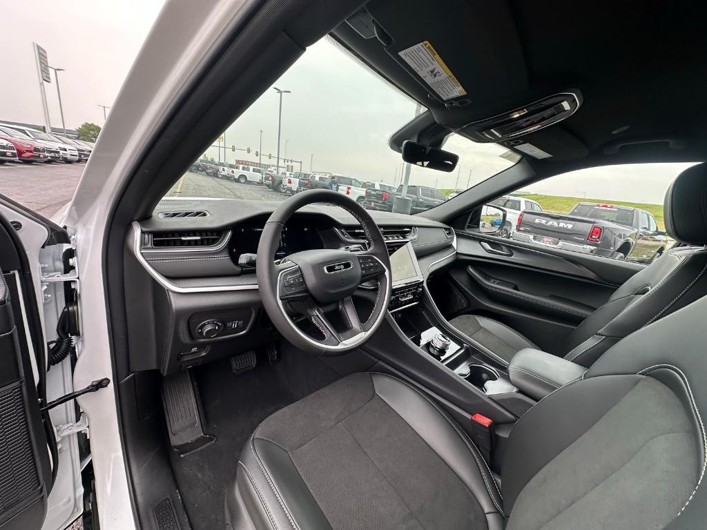 new 2025 Jeep Grand Cherokee car, priced at $41,684