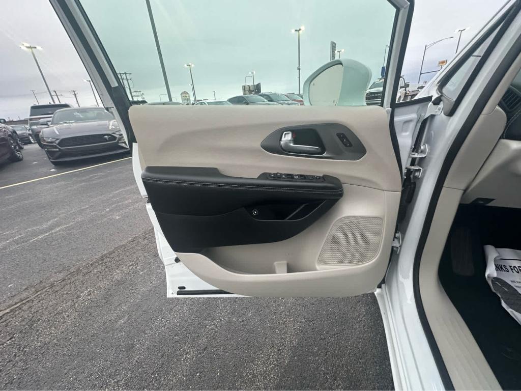 used 2022 Chrysler Pacifica Hybrid car, priced at $25,000