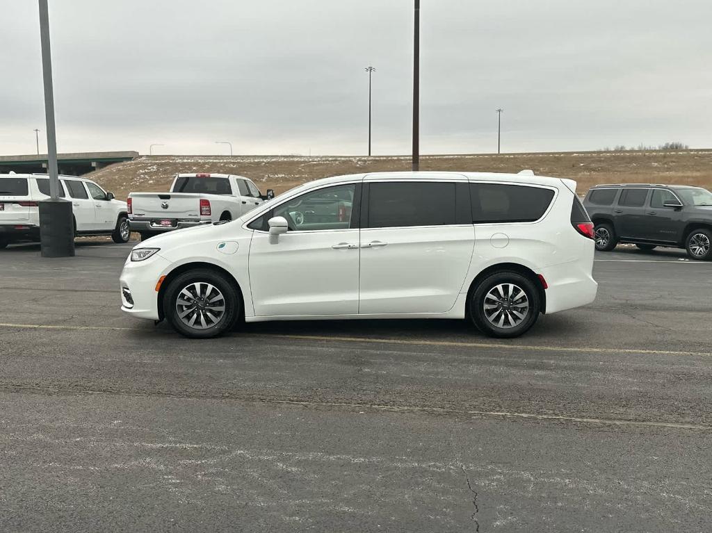 used 2022 Chrysler Pacifica Hybrid car, priced at $26,000
