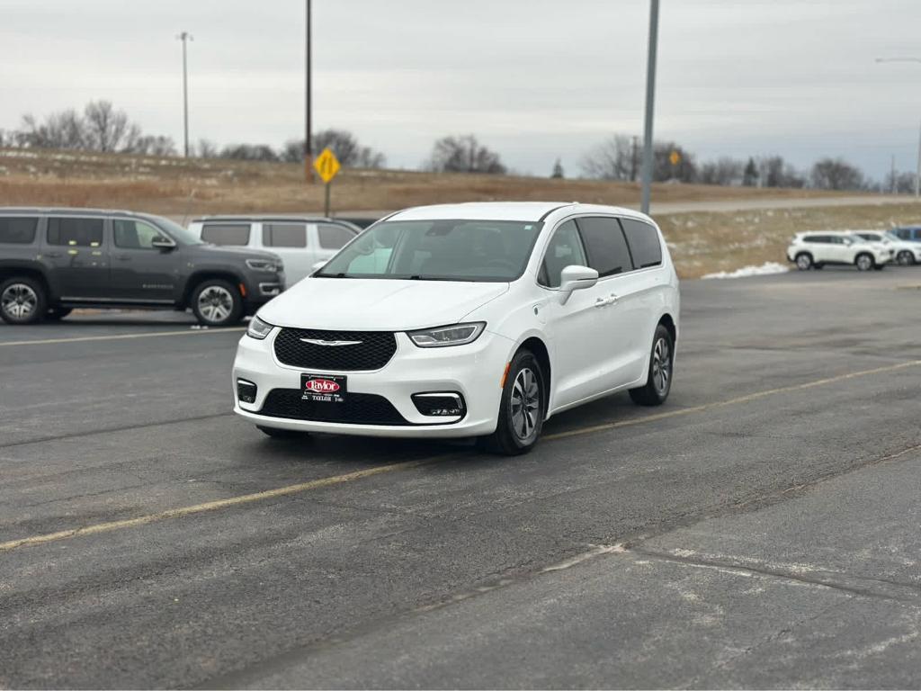 used 2022 Chrysler Pacifica Hybrid car, priced at $26,000