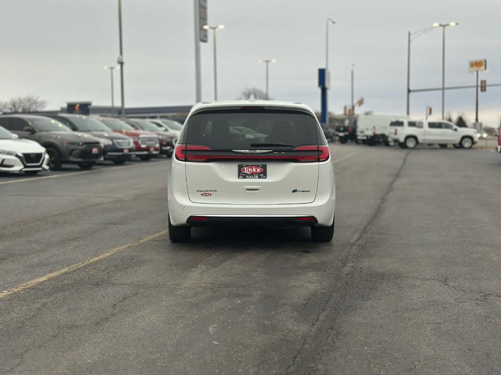 used 2022 Chrysler Pacifica Hybrid car, priced at $27,000