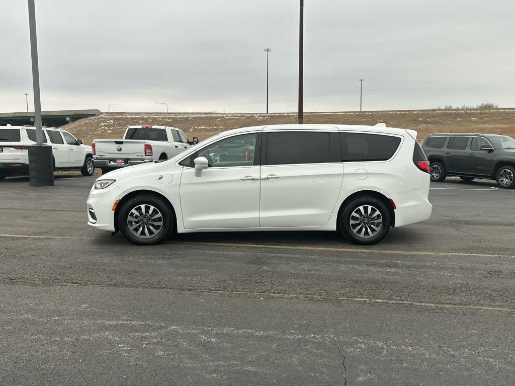 used 2022 Chrysler Pacifica Hybrid car, priced at $27,000