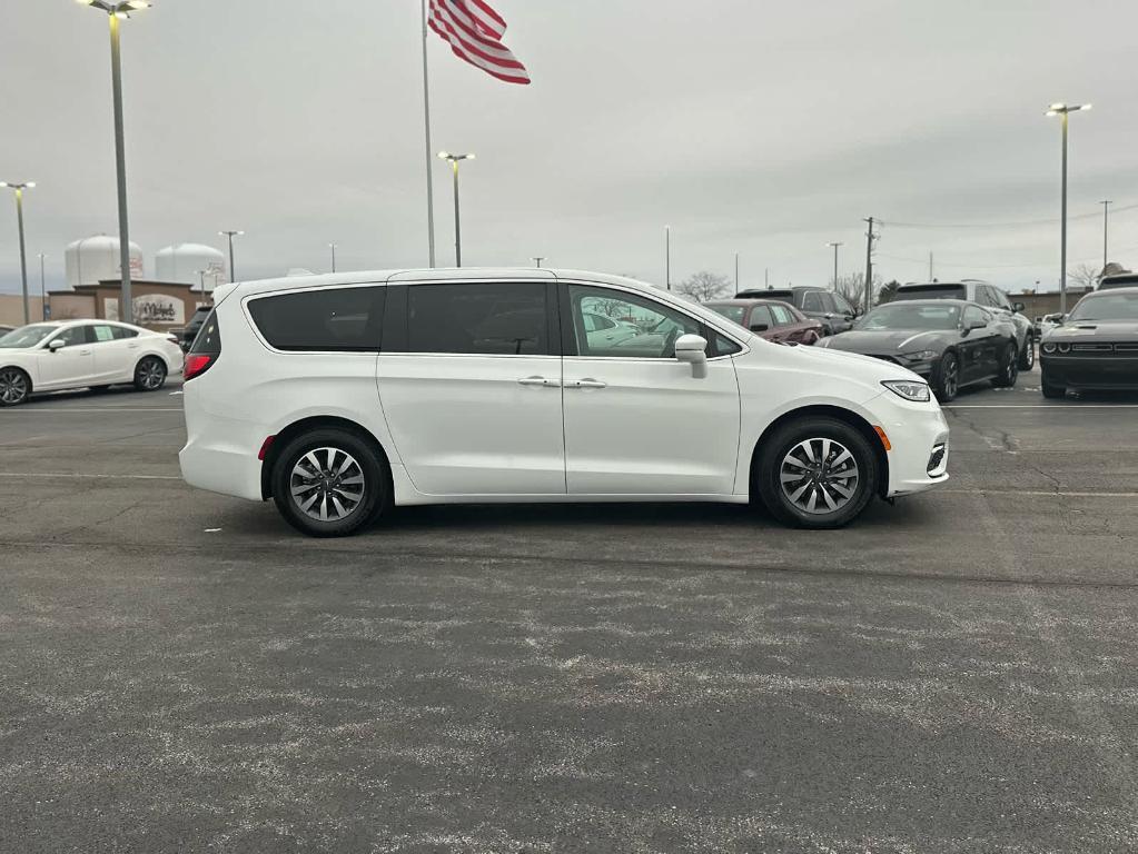 used 2022 Chrysler Pacifica Hybrid car, priced at $27,000