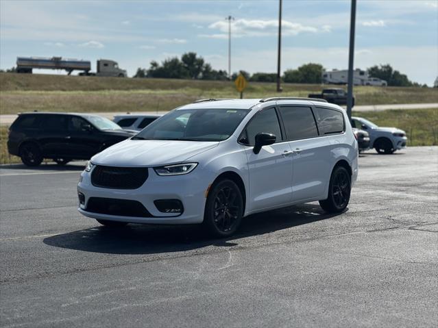 new 2024 Chrysler Pacifica car, priced at $46,278