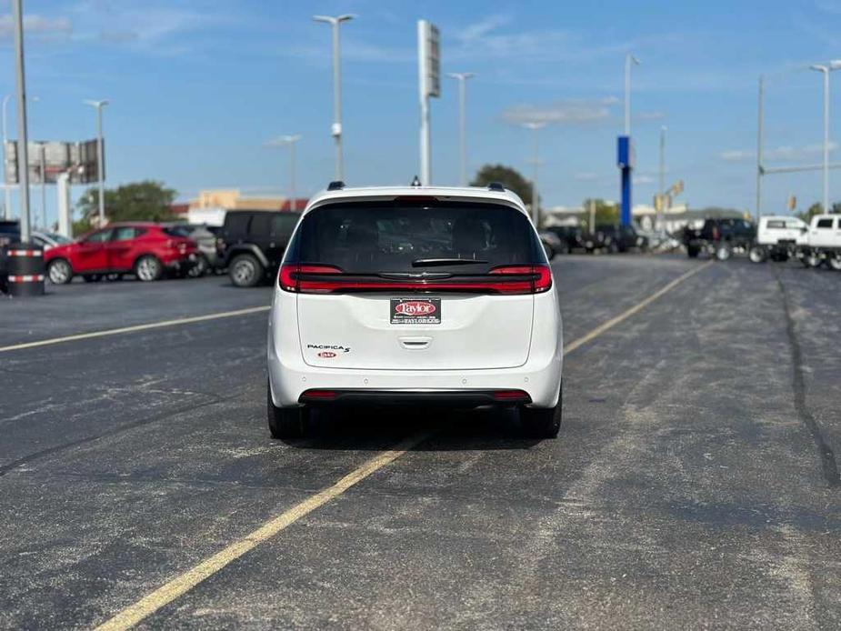 new 2024 Chrysler Pacifica car, priced at $44,278