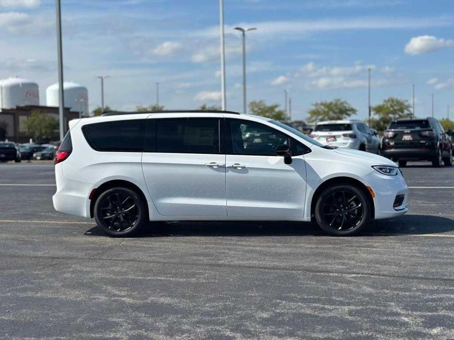 new 2024 Chrysler Pacifica car, priced at $44,278