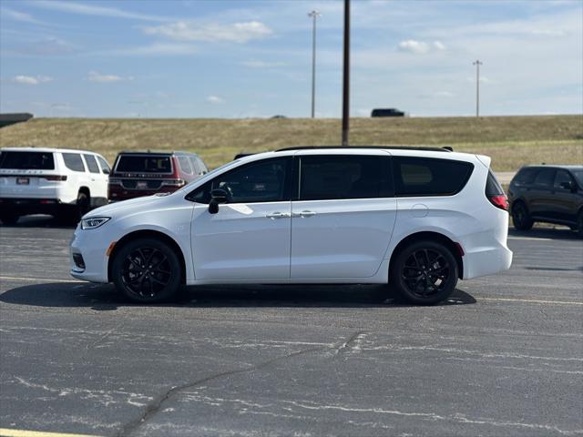 new 2024 Chrysler Pacifica car, priced at $46,278