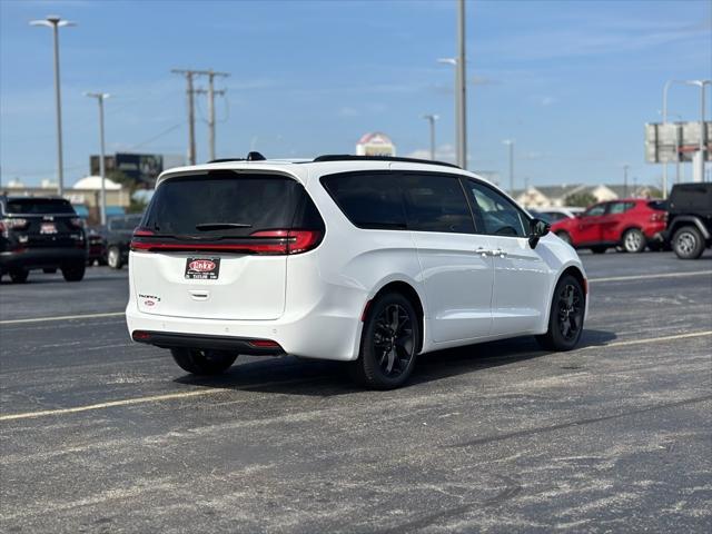 new 2024 Chrysler Pacifica car, priced at $46,278