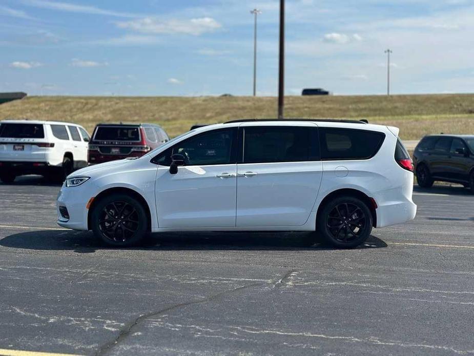 new 2024 Chrysler Pacifica car, priced at $44,278