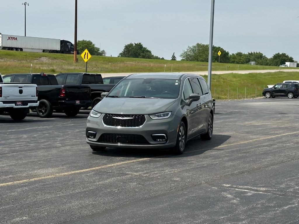 used 2022 Chrysler Pacifica Hybrid car, priced at $27,000