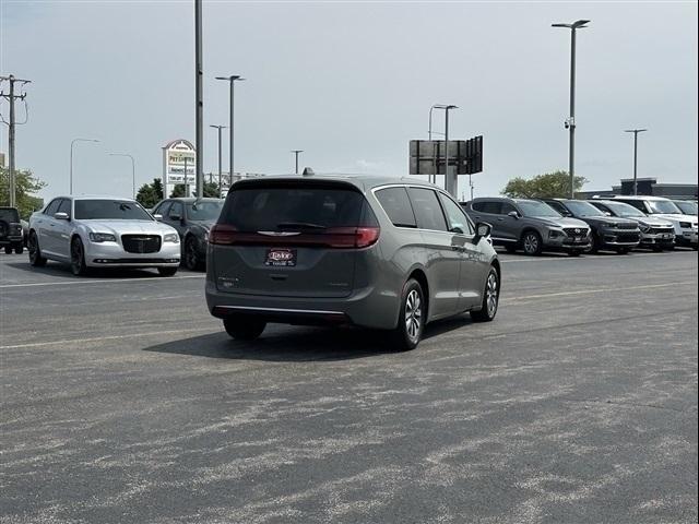 used 2022 Chrysler Pacifica Hybrid car, priced at $27,000