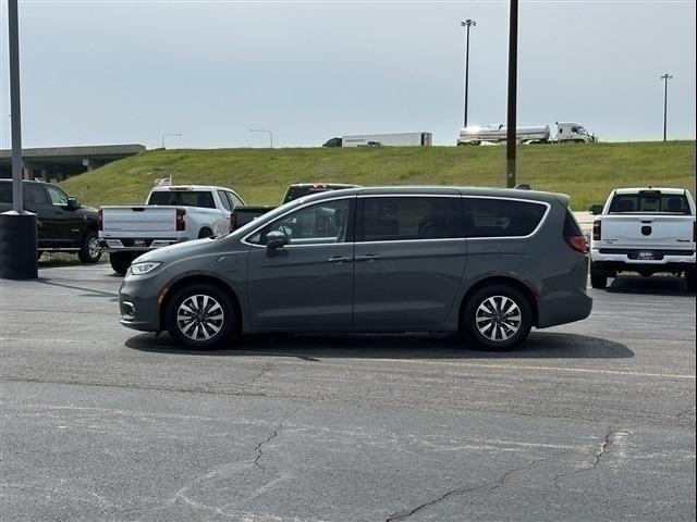 used 2022 Chrysler Pacifica Hybrid car, priced at $27,000