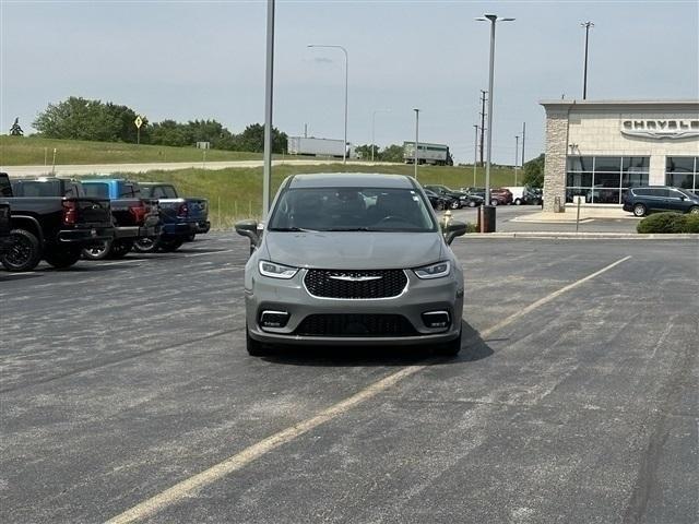 used 2022 Chrysler Pacifica Hybrid car, priced at $27,000