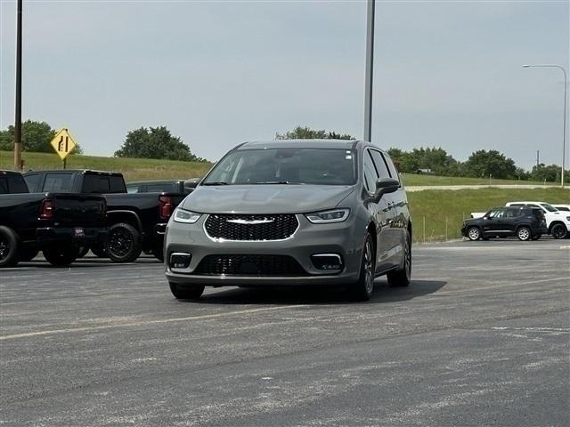 used 2022 Chrysler Pacifica Hybrid car, priced at $27,000