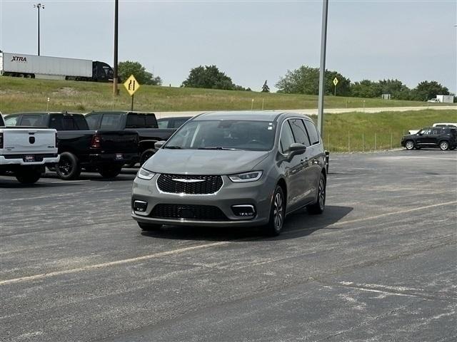 used 2022 Chrysler Pacifica Hybrid car, priced at $27,000