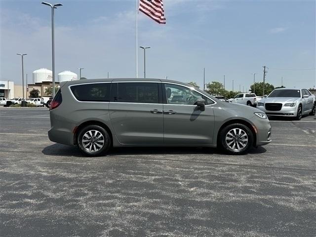used 2022 Chrysler Pacifica Hybrid car, priced at $27,000