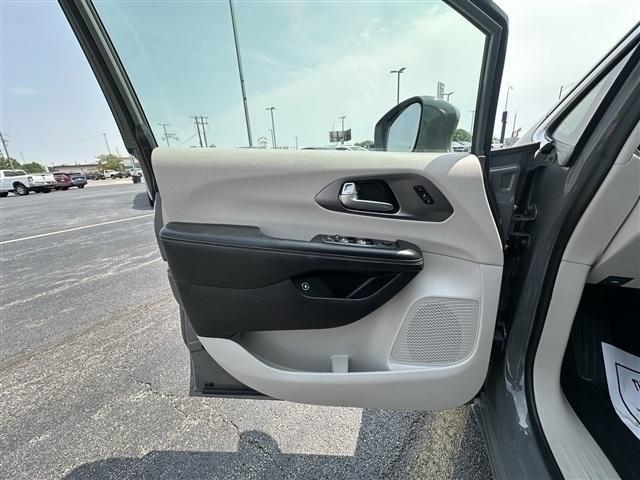used 2022 Chrysler Pacifica Hybrid car, priced at $27,000