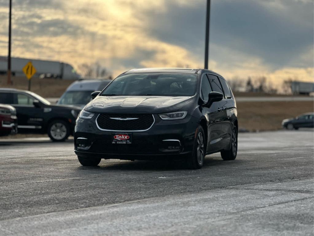 used 2022 Chrysler Pacifica Hybrid car, priced at $26,000