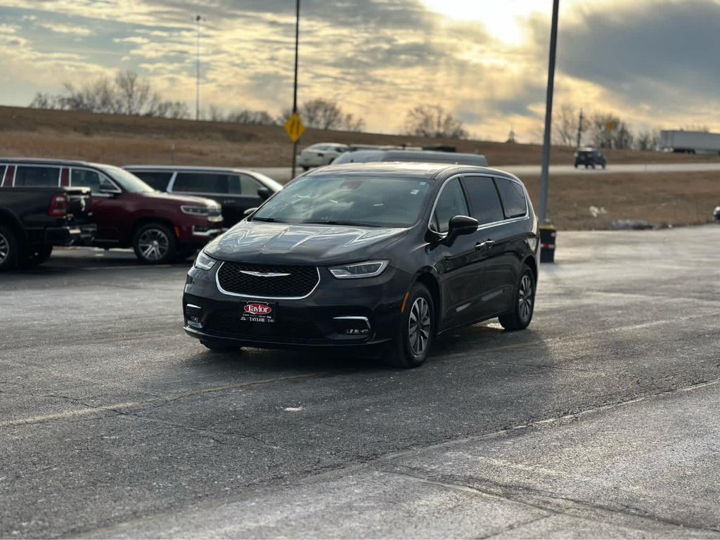 used 2022 Chrysler Pacifica Hybrid car, priced at $26,000