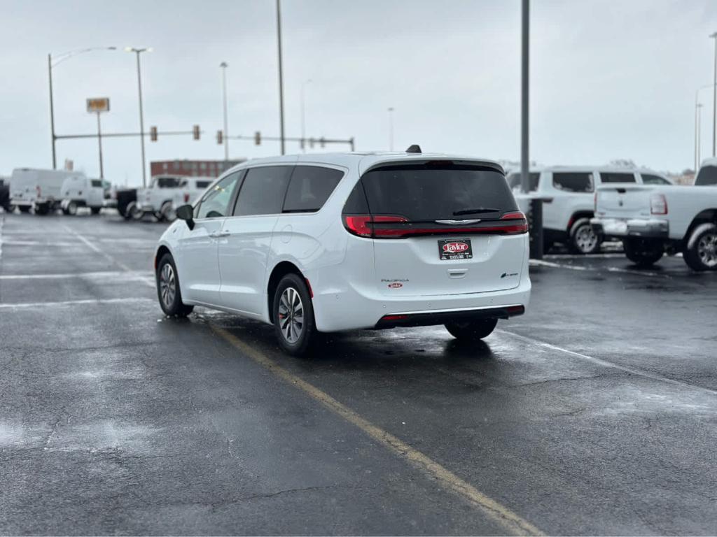 new 2025 Chrysler Pacifica Hybrid car, priced at $52,263