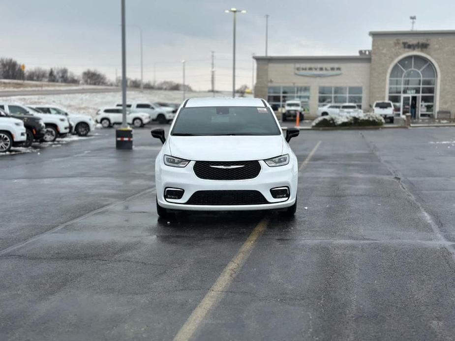 new 2025 Chrysler Pacifica Hybrid car, priced at $52,263