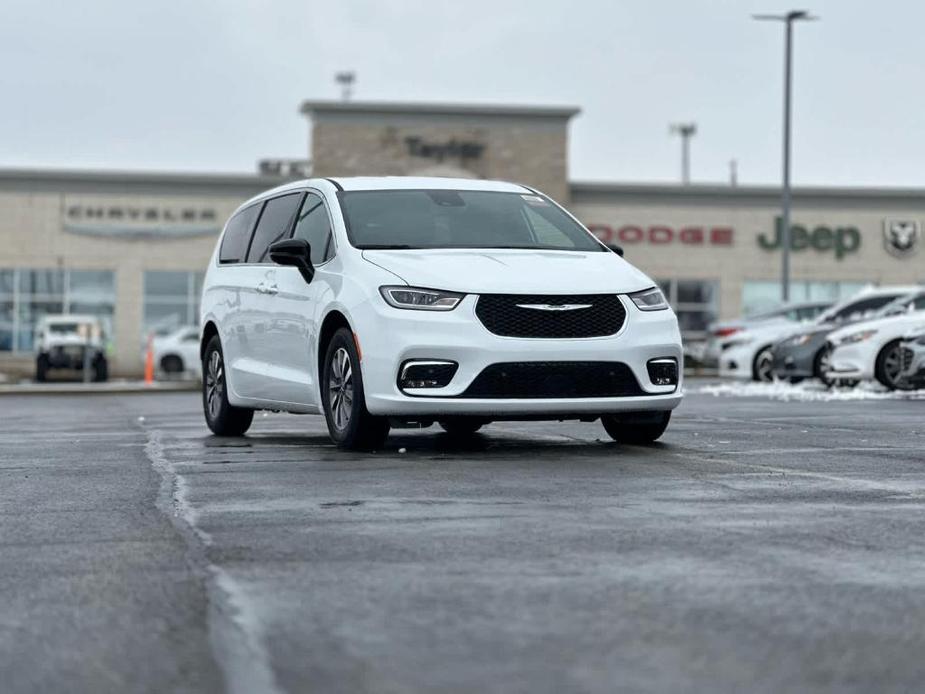 new 2025 Chrysler Pacifica Hybrid car, priced at $52,263